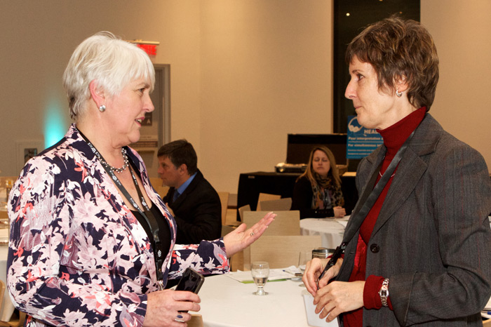 Cathy Garner (Comit&eacute; de s&eacute;lection permanent des RCE) et Janet Walden (CRSNG)