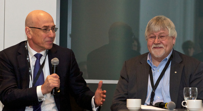 Rafi Hofstein (MaRS Innovation) et David Dolphin (CRDM)